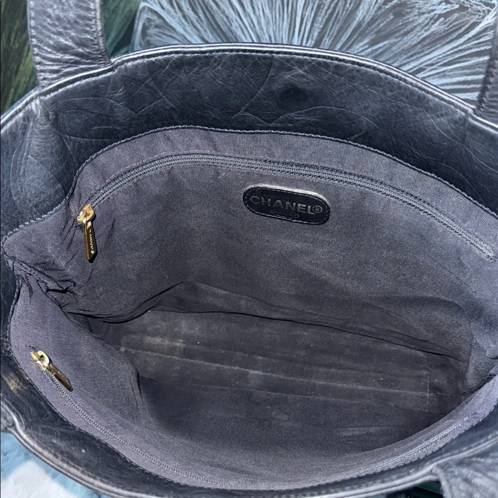 CHANEL Black Lambskin Leather Tote with Luxury Design - Picture 7 of 15